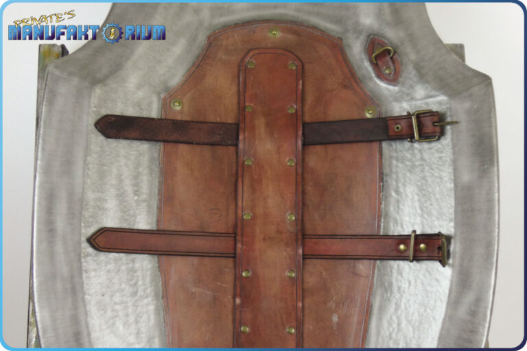 Detailansicht auf die Rückseite des LARP Schild Löwe und Greif. Lederbezogener Rücken mit variable Befestigungen für Lederschnallen, um den Schild am Arm zu befestigen.