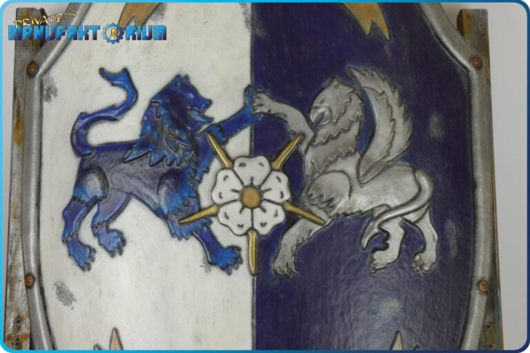 Detailansicht von der Mitte des LARP Schild Löwe und Greif. Zentrales Element, das Blumenemblem des Reich der Rosen. Zu beiden Seiten, ein blauer Löwe auf weißen Grund und ein silberner Greif auf blauen Grund.