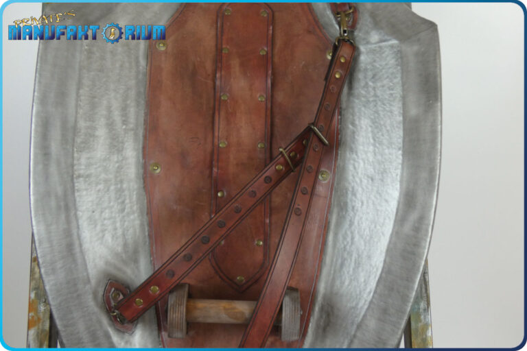 Detailansicht von der Rückansicht des LARP Schild Löwe und Greif. Variable Ledergurte zum abmachen, um den Schild auf den Rücken zu tragen.
