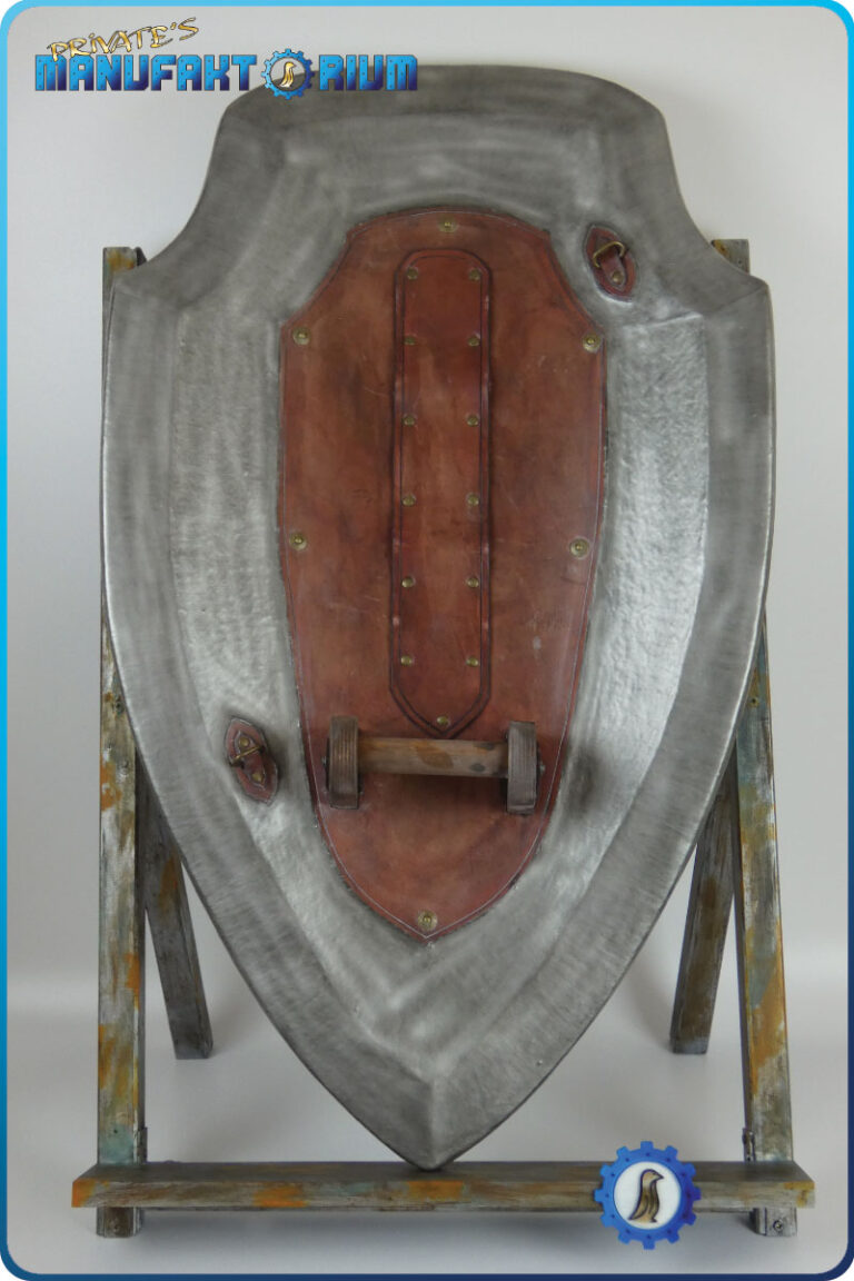 Gesamtansicht von der Rückenansicht des LARP Schild Löwen und Greif. Der Schild ist Lederbezogen und der Griff besteht aus echten Holz.