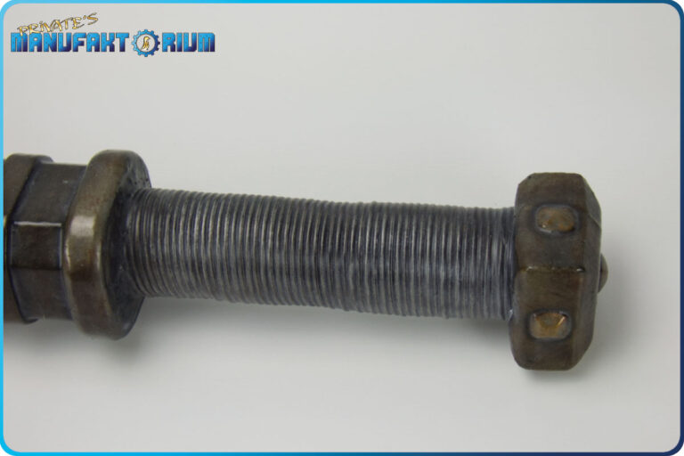 Detailansicht vom Griff der LARP Keule Death & Glory, von Isolierschrauch umwickelt.