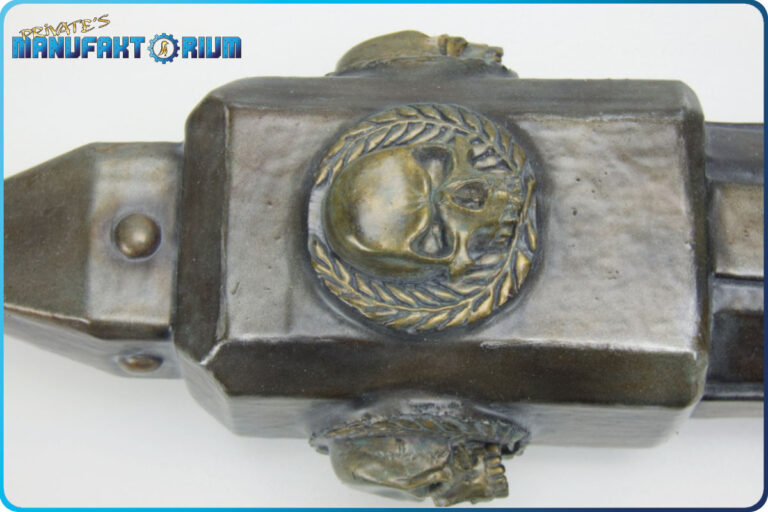 Detailansicht vom Kopf der LARP Keule Death & Glory. Totenkopf mit Lorbeer als Verzierung.