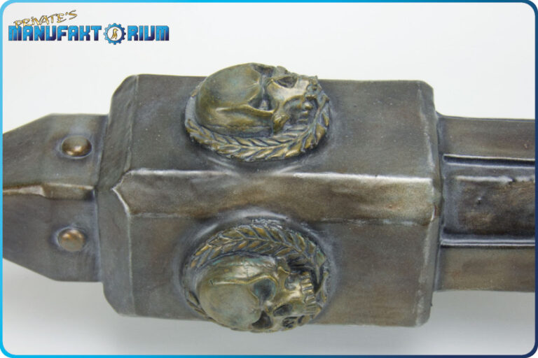 Detailansicht vom Kopf der LARP Keule Death & Glory. Totenkopf mit Lorbeer als Verzierung.