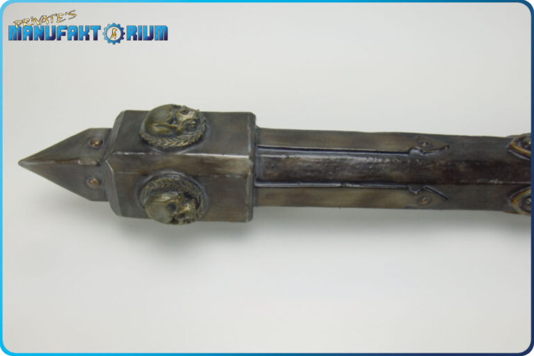 Detailansicht vom oberen Bereich der LARP Keule Death & Glory. Totenkopf mit Lorbeer als Verzierung. Farblich Altmetall, dunkel, verwittert.