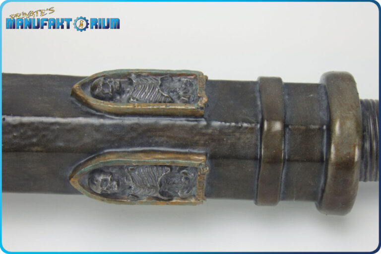 Detailansicht der Verzierung von der LARP Keule Death & Glory. Ein kleines Skelett mit goldener Umrahmung.