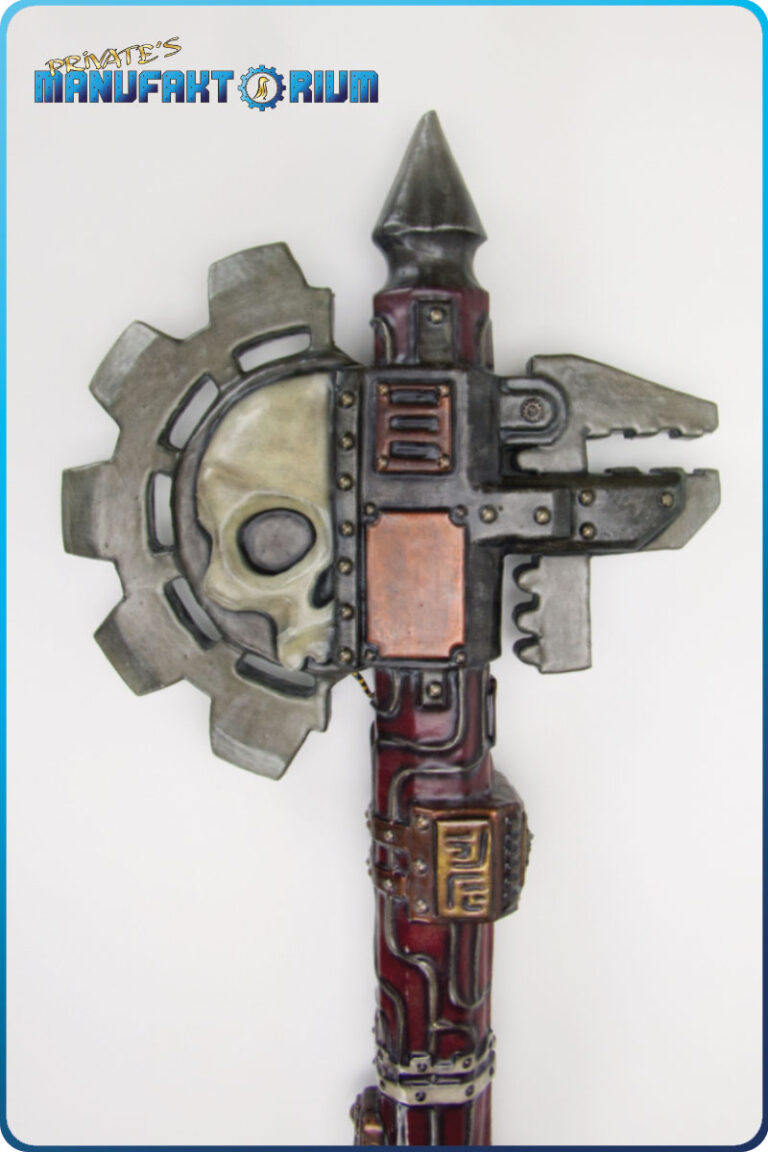 Kopfansicht der LARP Waffe Energieaxt Mk.1. Axtblatt in Zahnradform. Halber weißer Totenschädel. mechanische Zange.