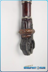 Detailansicht der mechanischen Zange am Griffende der LARP Waffe Energieaxt Mk. 1