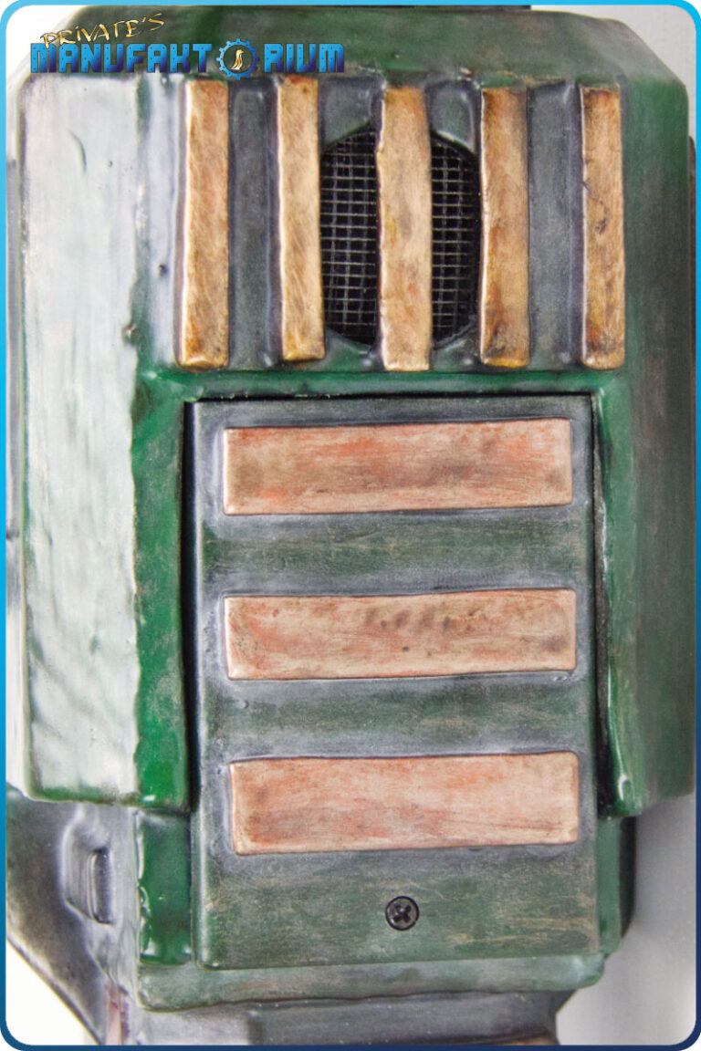 Detailansicht der LARP Waffe Kettenschwrt MK.1 Geschlossenes Batteriefach mit verdeckten Lautsprecher.