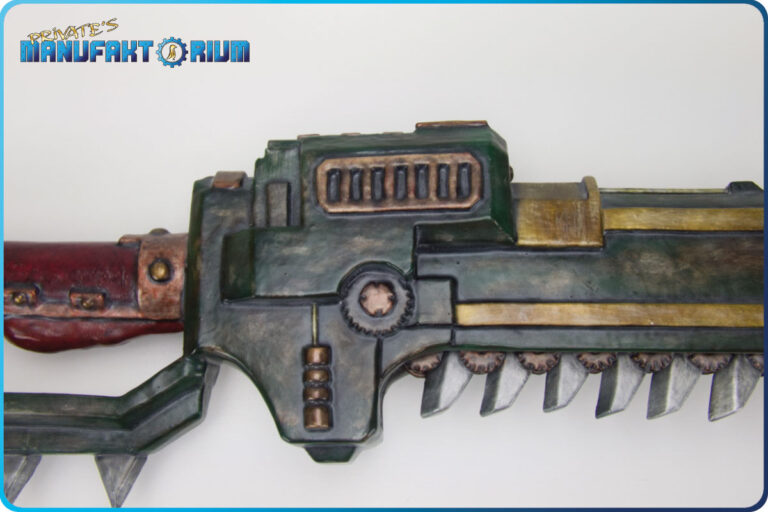 Detailansicht der LARP Waffe Kettenschwert MK.1 Motorbereich in grüner Farbe. Goldene Verzierung und einigen kupferfarbenen mechanischen Elementen. Ansicht von Rechts.