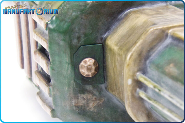 Detailansicht der LARP Waffe Kettenschwert MK.1 USB-Port geschlossen