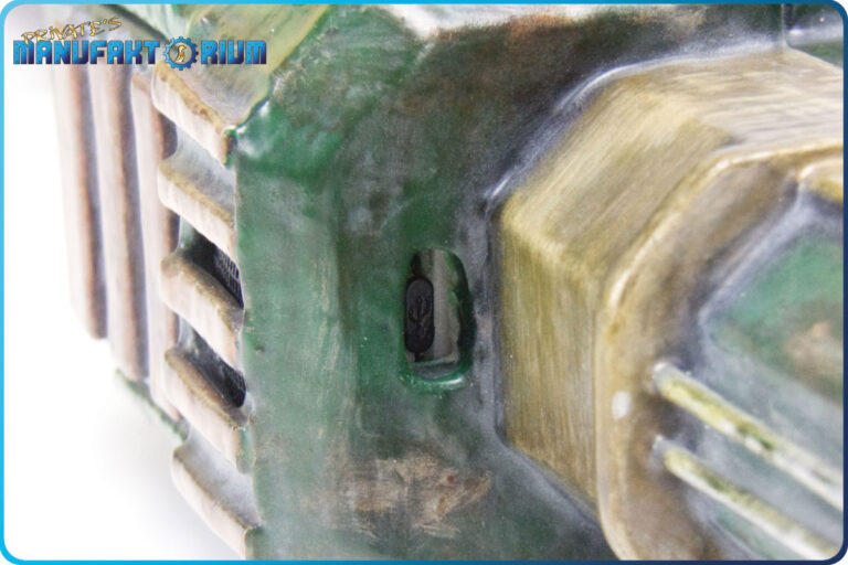 Detailansicht der LARP Waffe Kettenschwert MK.1 USB-Port offen mit Schutzkappe.