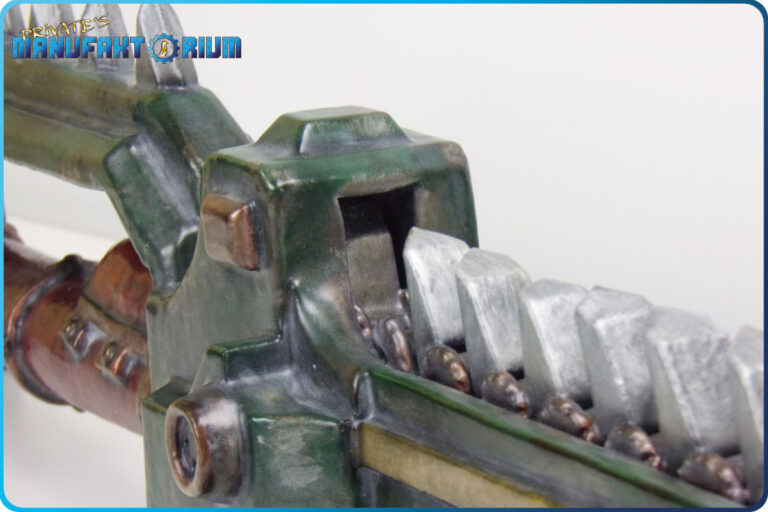 Detailansicht der LARP Waffe Kettenschwert MK.1. Eingangsführun der Zähne in den Griffbereich.